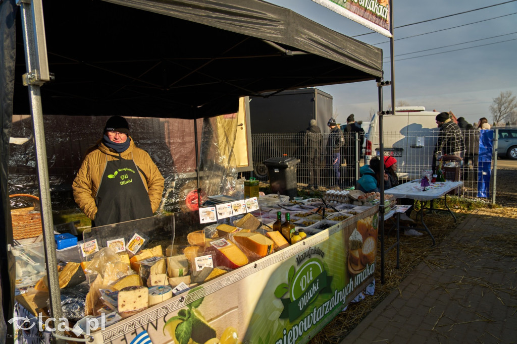 Tłumy na targowisku w Bartoszowie