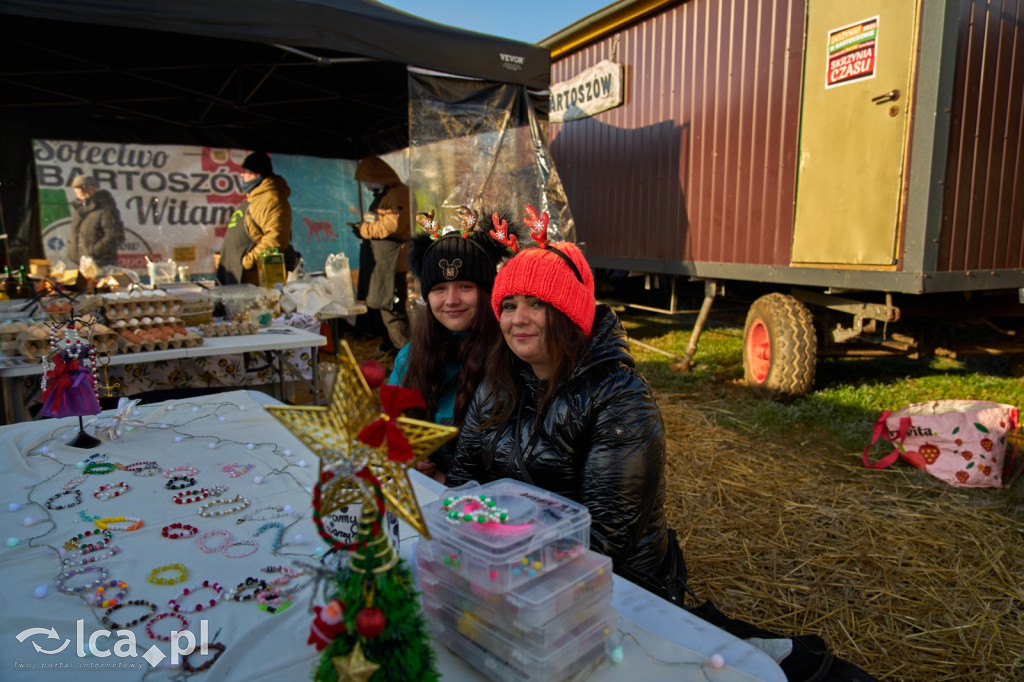 Tłumy na targowisku w Bartoszowie