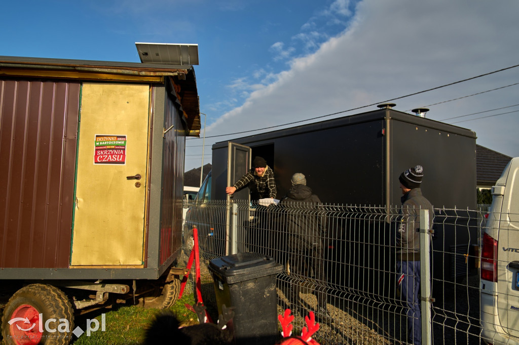 Tłumy na targowisku w Bartoszowie