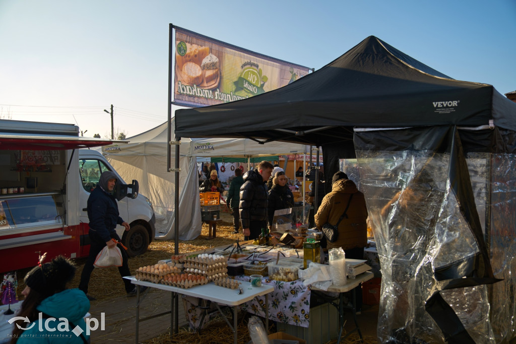 Tłumy na targowisku w Bartoszowie