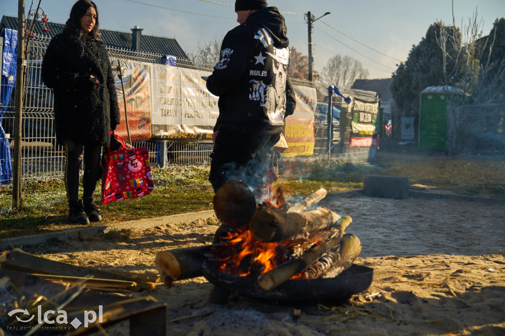 Tłumy na targowisku w Bartoszowie