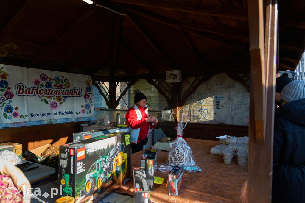 Tłumy na targowisku w Bartoszowie
