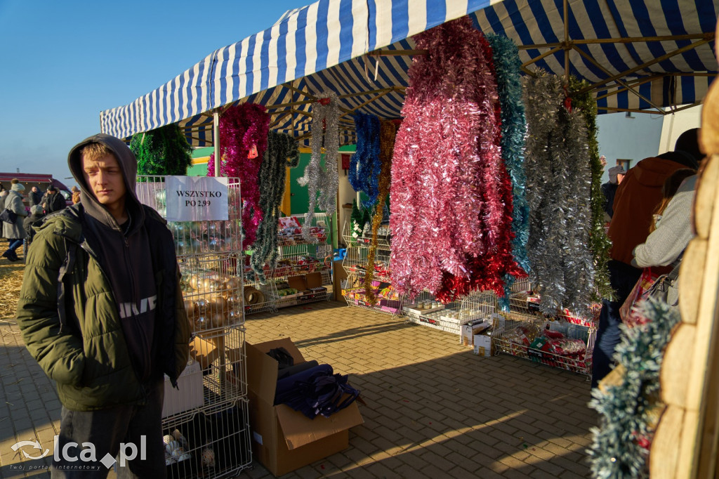 Tłumy na targowisku w Bartoszowie