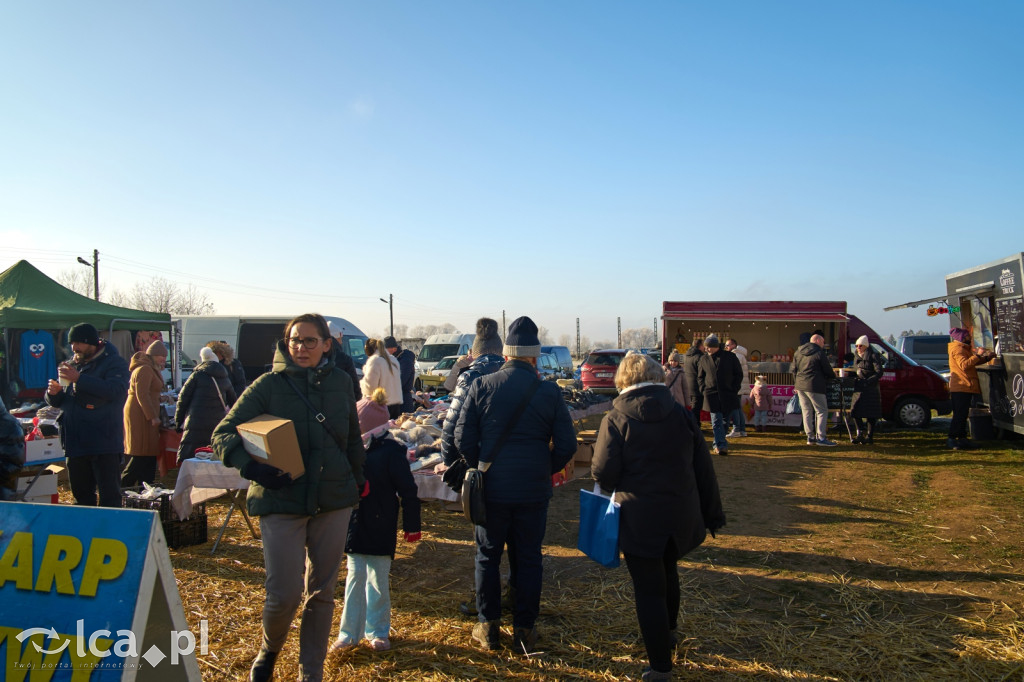Tłumy na targowisku w Bartoszowie