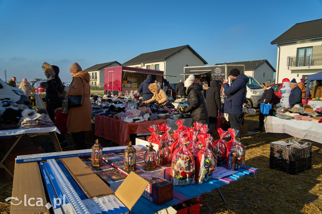 Tłumy na targowisku w Bartoszowie