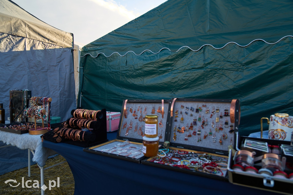 Tłumy na targowisku w Bartoszowie