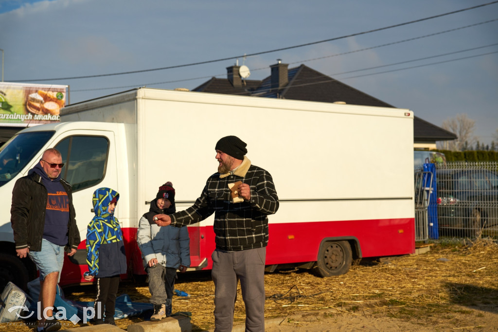 Tłumy na targowisku w Bartoszowie