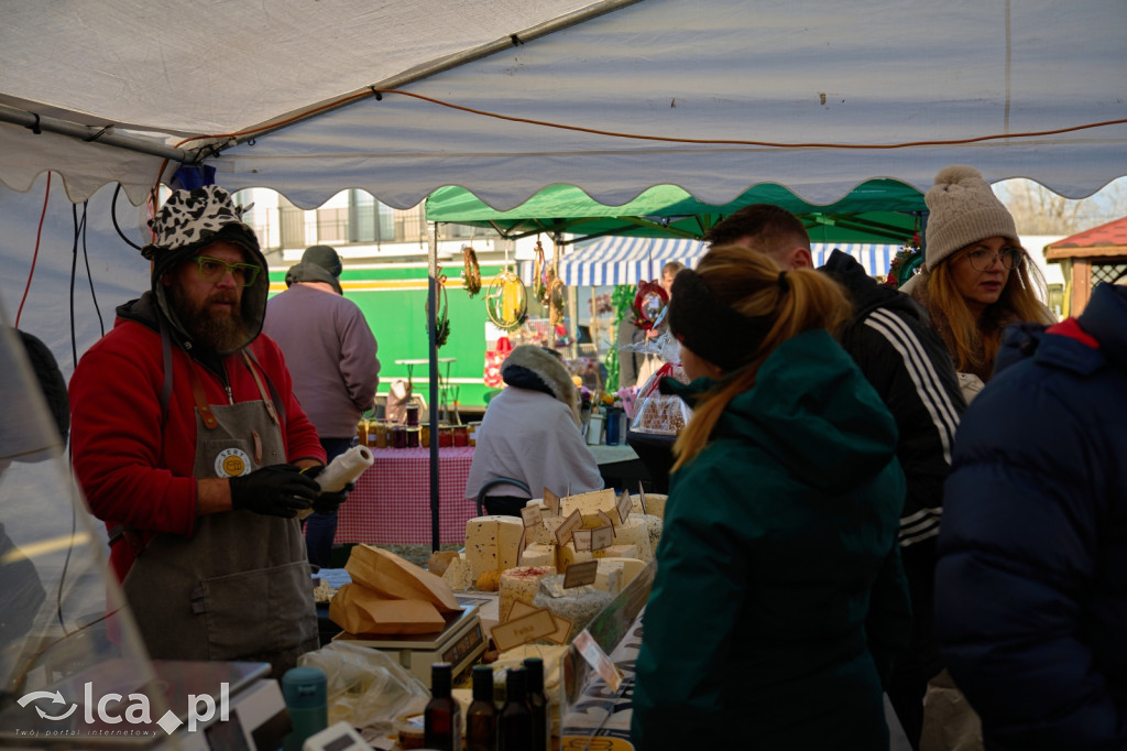 Tłumy na targowisku w Bartoszowie
