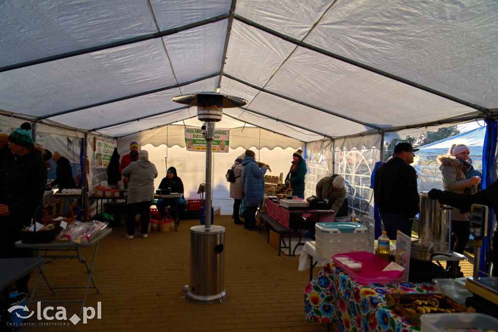 Tłumy na targowisku w Bartoszowie