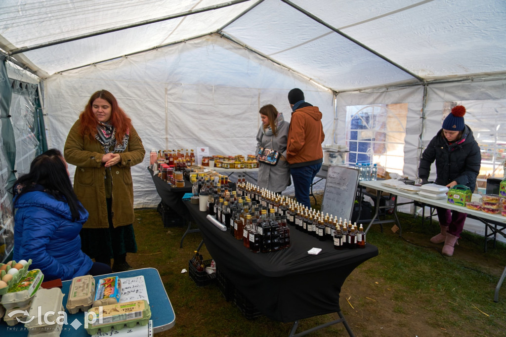 Tłumy na targowisku w Bartoszowie