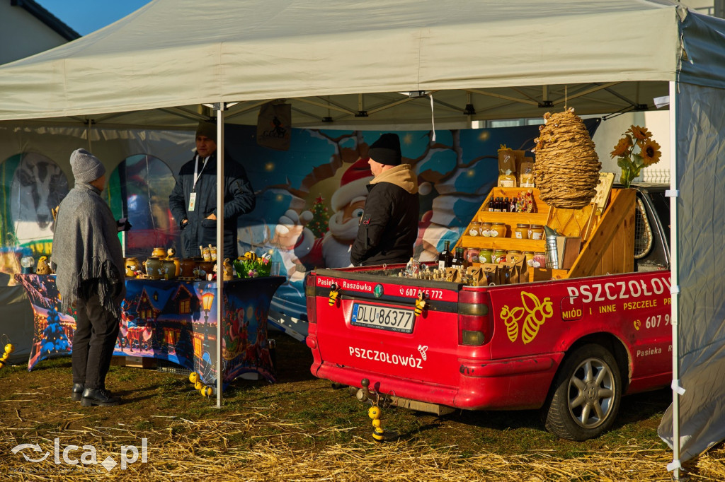 Tłumy na targowisku w Bartoszowie