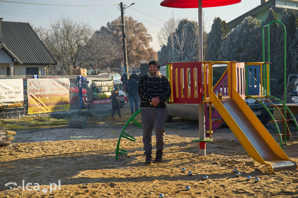 Tłumy na targowisku w Bartoszowie