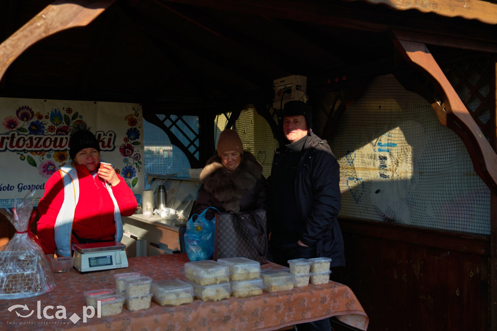 Tłumy na targowisku w Bartoszowie