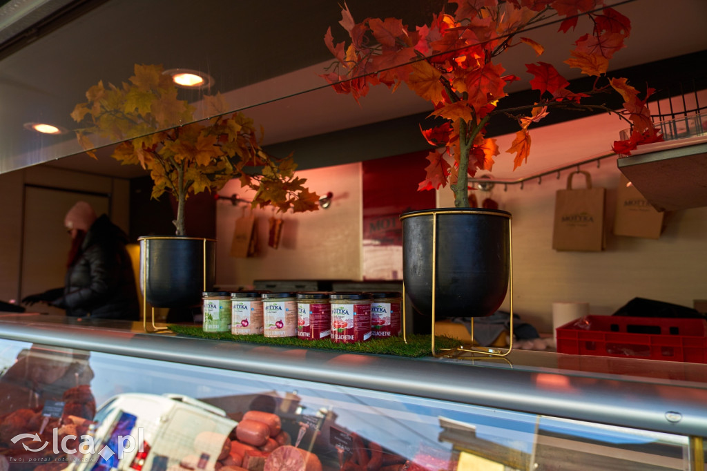 Tłumy na targowisku w Bartoszowie