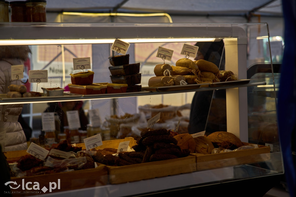 Tłumy na targowisku w Bartoszowie