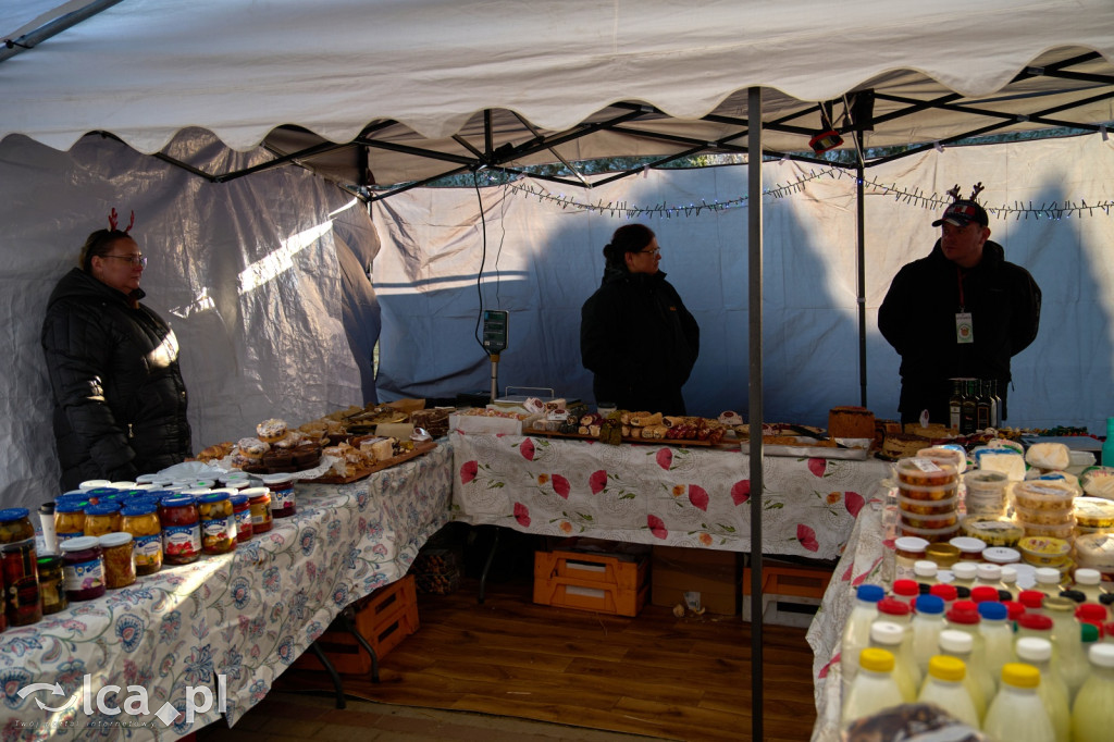 Tłumy na targowisku w Bartoszowie