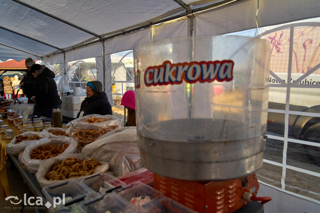 Tłumy na targowisku w Bartoszowie