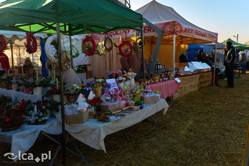 Tłumy na targowisku w Bartoszowie