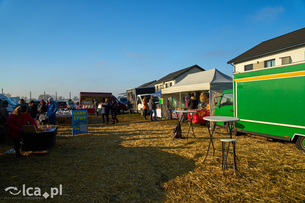 Tłumy na targowisku w Bartoszowie