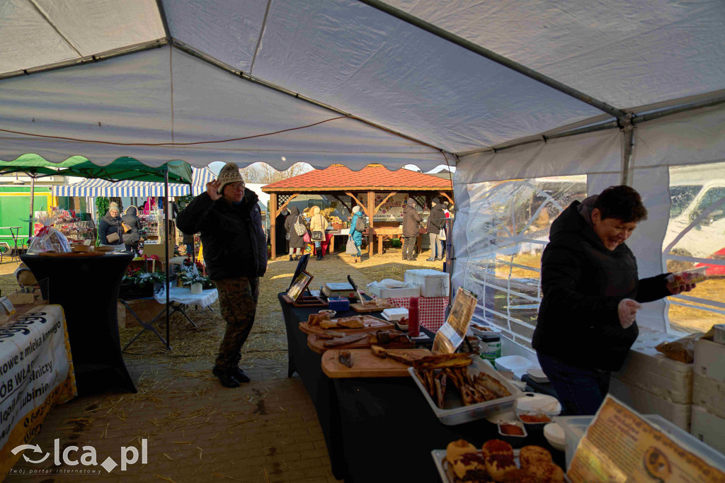 Tłumy na targowisku w Bartoszowie