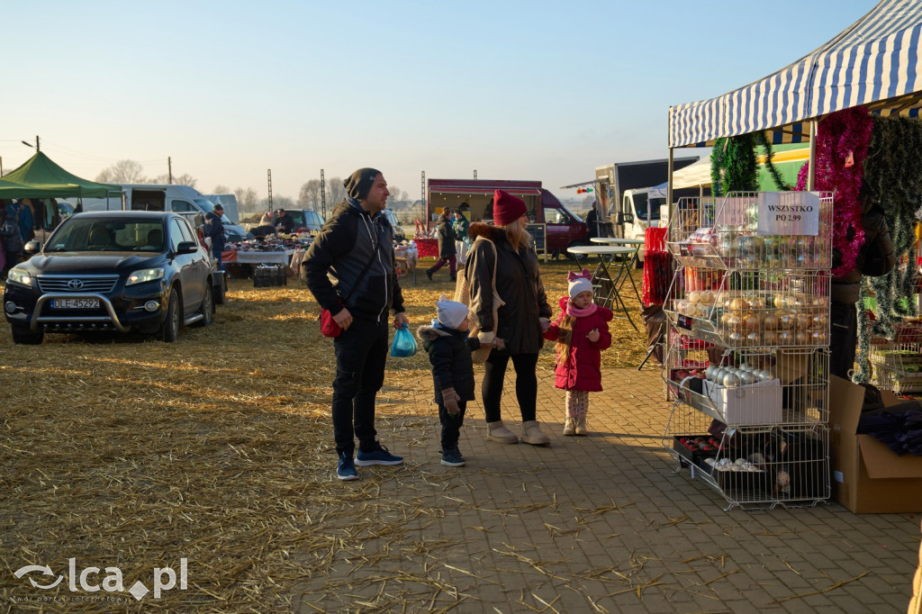 Tłumy na targowisku w Bartoszowie
