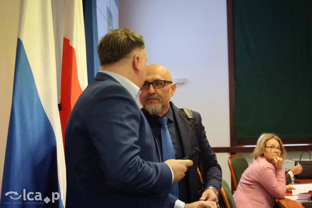 Symboliczne gesty podczas sesji rady miejskiej