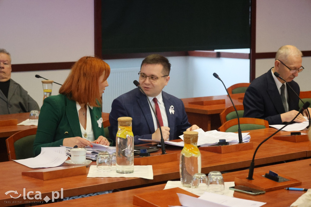 Symboliczne gesty podczas sesji rady miejskiej