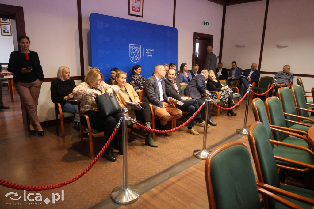 Symboliczne gesty podczas sesji rady miejskiej