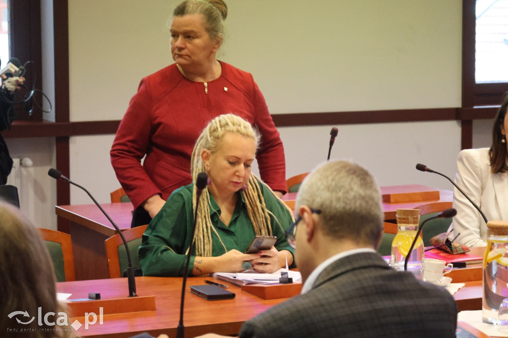 Symboliczne gesty podczas sesji rady miejskiej