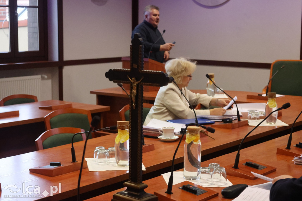 Symboliczne gesty podczas sesji rady miejskiej