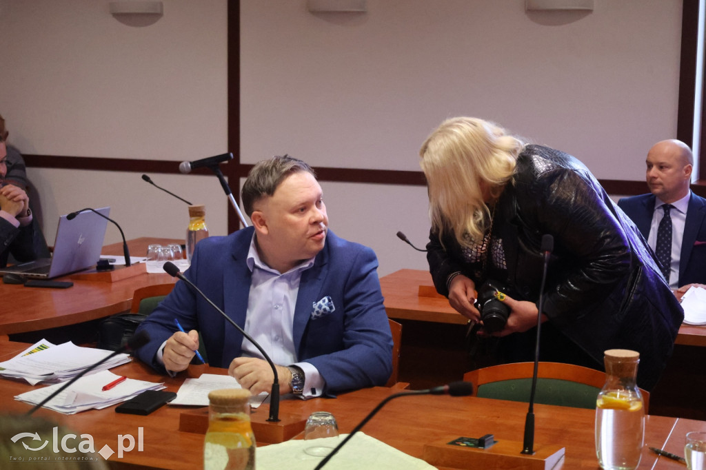 Symboliczne gesty podczas sesji rady miejskiej