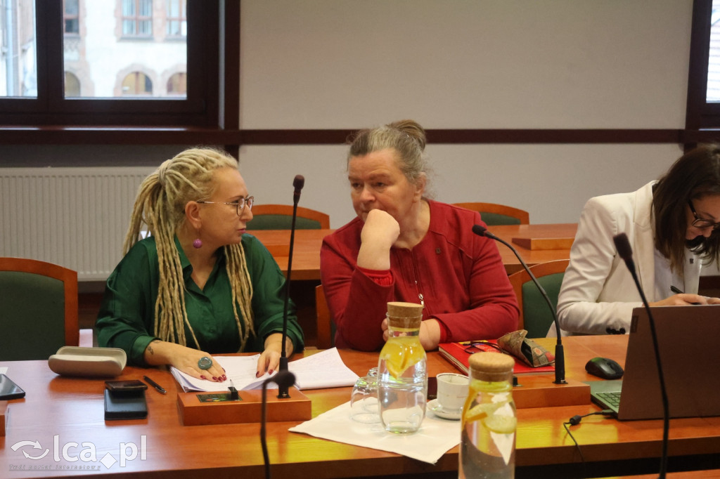 Symboliczne gesty podczas sesji rady miejskiej