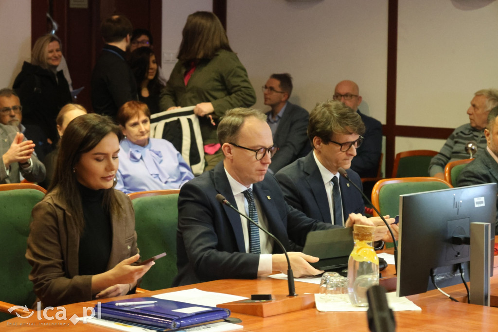 Symboliczne gesty podczas sesji rady miejskiej