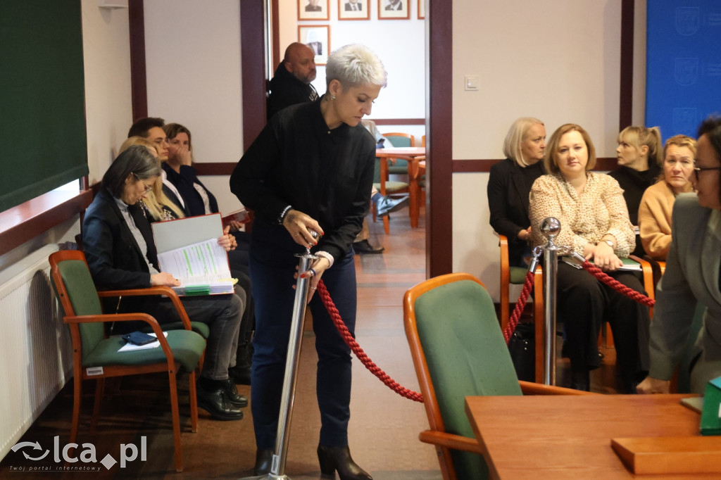Symboliczne gesty podczas sesji rady miejskiej
