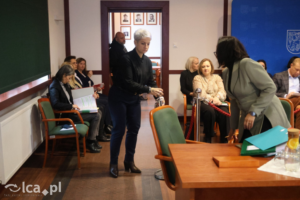 Symboliczne gesty podczas sesji rady miejskiej