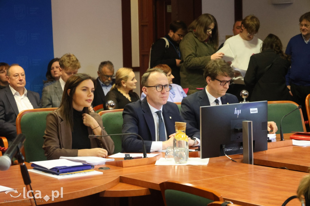 Symboliczne gesty podczas sesji rady miejskiej