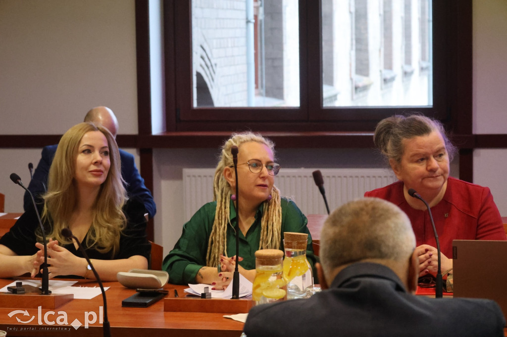 Symboliczne gesty podczas sesji rady miejskiej