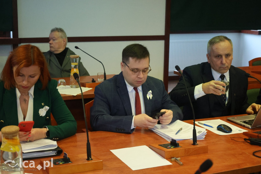 Symboliczne gesty podczas sesji rady miejskiej