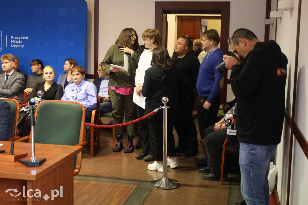 Symboliczne gesty podczas sesji rady miejskiej