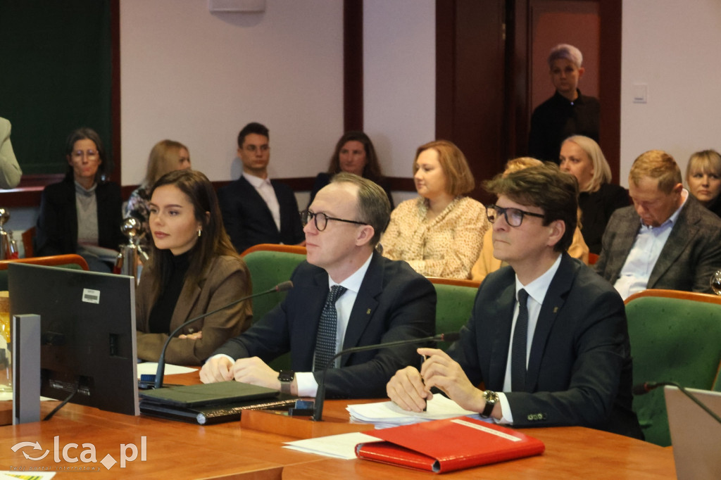 Symboliczne gesty podczas sesji rady miejskiej