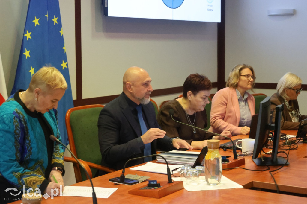 Symboliczne gesty podczas sesji rady miejskiej