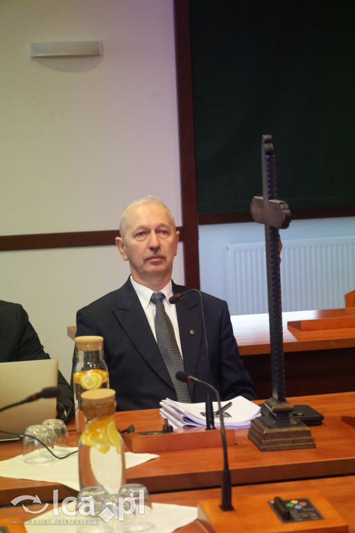 Symboliczne gesty podczas sesji rady miejskiej