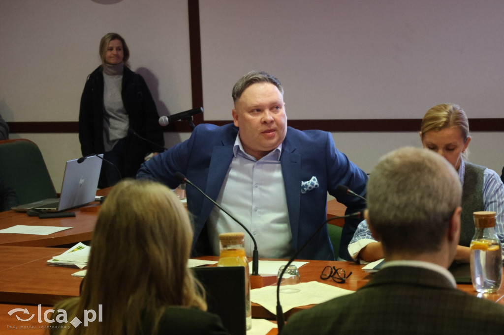 Symboliczne gesty podczas sesji rady miejskiej