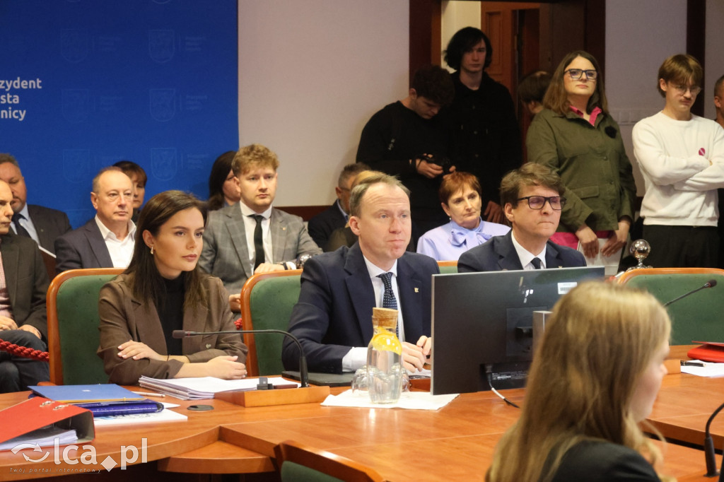 Symboliczne gesty podczas sesji rady miejskiej