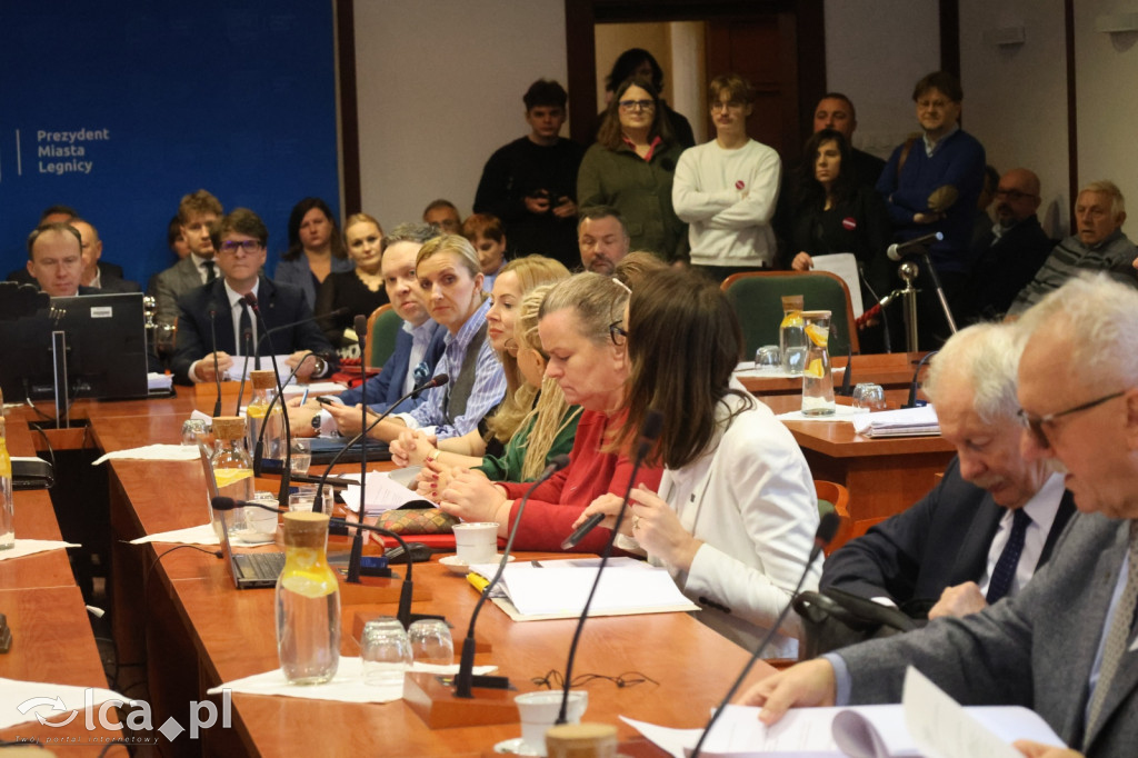 Symboliczne gesty podczas sesji rady miejskiej