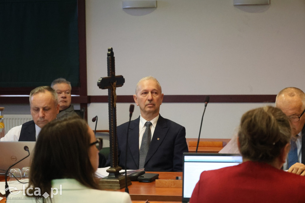 Symboliczne gesty podczas sesji rady miejskiej