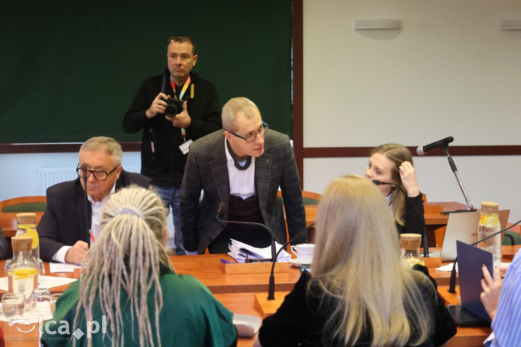 Symboliczne gesty podczas sesji rady miejskiej