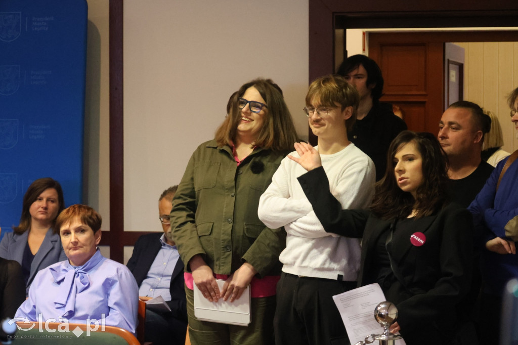 Symboliczne gesty podczas sesji rady miejskiej