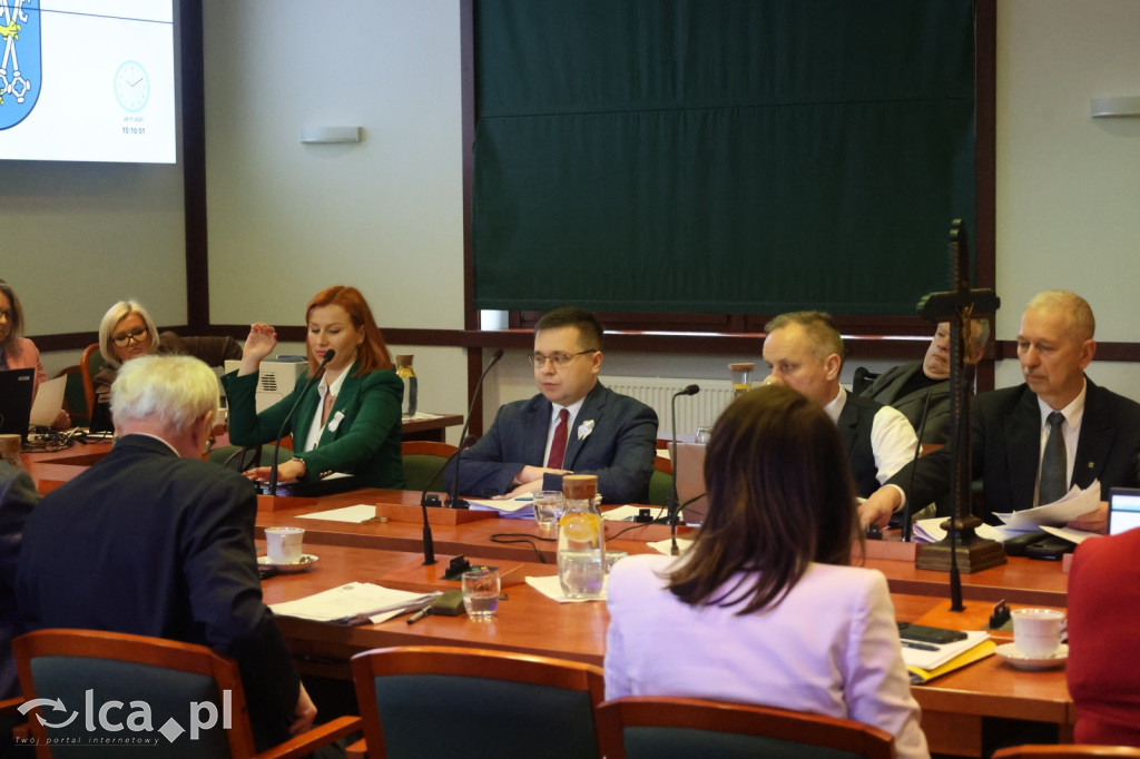 Symboliczne gesty podczas sesji rady miejskiej