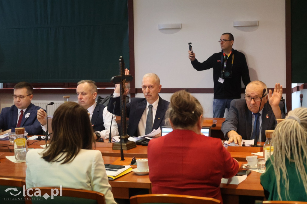 Symboliczne gesty podczas sesji rady miejskiej